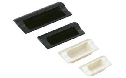 Coque de poignée rectangulaire de haute qualité pour un montage rapide dans un boîtier en tôle en plastique robuste, surface: noir, 70 mm (2,8 ») HH-JW70-BL. Poignée d’appareil HH-JW70-BL pour armoires métalliques, boîtiers en tôle, par Sugatsune / L – Image 5