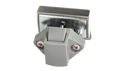 Serrure à pression robuste avec poignée de levage, en zamak, surface : aspect acier inoxydable, design : carrée, 14.03.077-0. Poignée de levage avec serrure autobloquante et fermeture amortie pour caravanes, yachts et bien plus encore, de SISO Denmark – Image 6