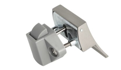 Serrure à pression robuste avec poignée de levage, en zamak, surface : aspect acier inoxydable, design : carrée, 14.03.077-0. Poignée de levage avec serrure autobloquante et fermeture amortie pour caravanes, yachts et bien plus encore, de SISO Denmark – Image 5