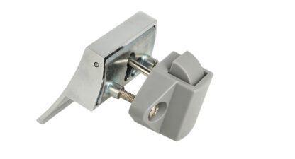 Serrure à pression robuste avec poignée de levage, en zamak, surface : chromée, version : carrée, 14.03.075-0. Poignée de levage avec serrure autobloquante et fermeture amortie pour caravanes, yachts et bien plus encore, de SISO Denmark – Image 10