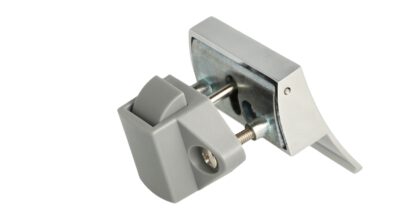 Serrure à pression robuste avec poignée de levage, en zamak, surface : chromée, version : carrée, 14.03.075-0. Poignée de levage avec serrure autobloquante et fermeture amortie pour caravanes, yachts et bien plus encore, de SISO Denmark – Image 4